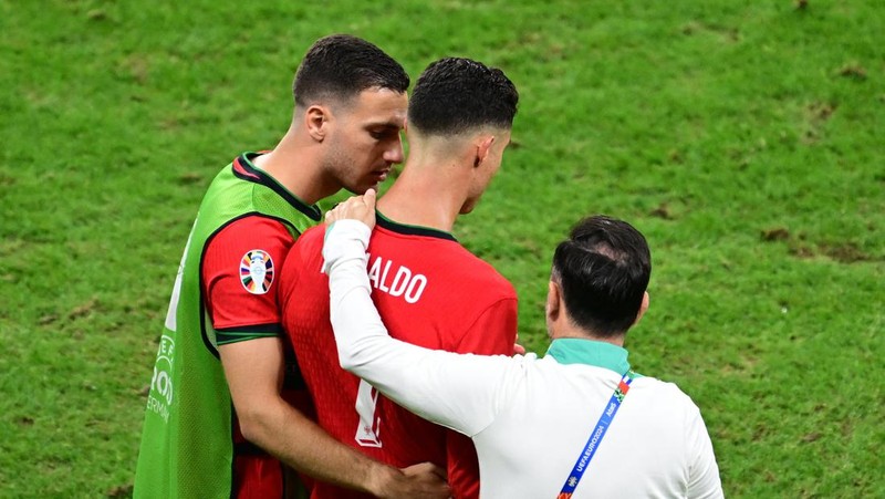 Reaksi pemain Portugal Cristiano Ronaldo setelah gagal mencetak penalti pada pertandingan babak enam belas besar antara Portugal dan Slovenia pada turnamen sepak bola Euro 2024 di Frankfurt, Jerman, Senin, 1 Juli 2024. (AP Photo/Matthias Schrader)