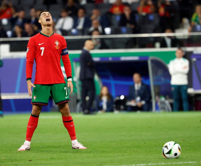 Reaksi pemain Portugal Cristiano Ronaldo setelah gagal mencetak penalti pada pertandingan babak enam belas besar antara Portugal dan Slovenia pada turnamen sepak bola Euro 2024 di Frankfurt, Jerman, Senin, 1 Juli 2024. Reaksi pemain Portugal Cristiano Ronaldo setelah gagal mencetak penalti pada pertandingan babak enam belas besar antara Portugal dan Slovenia pada turnamen sepak bola Euro 2024 di Frankfurt, Jerman, Senin, 1 Juli 2024. (AP Photo/Matthias Schrader)