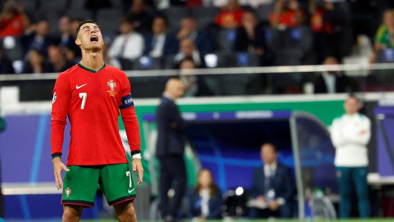 Reaksi pemain Portugal Cristiano Ronaldo setelah gagal mencetak penalti pada pertandingan babak enam belas besar antara Portugal dan Slovenia pada turnamen sepak bola Euro 2024 di Frankfurt, Jerman, Senin, 1 Juli 2024. (AP Photo/Matthias Schrader)