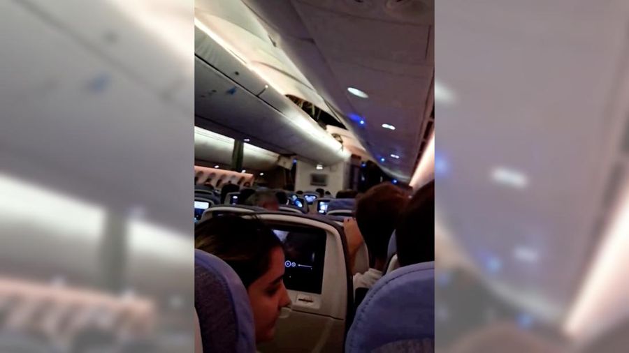 Dalam sebuah video terekam kondisi di dalam kabin pesawat Air Europa rute Madrid-Montevideo dengan keadaan rusak usai mengalami turbulensi parah dan terpaksa mendarat darurat di Bandara Internasional Natal, Brasil. (Tangkapan Layar Video Reuters/@PICHIPASTOSO VIA X)
