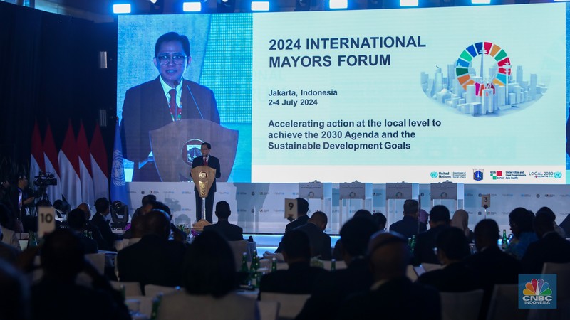 PJ Gubernur DKI Jakarta, Heru Budi Hartono menyampaikan pemaparan saat pembukaan acara 2024 International Mayors Forum di Jakarta, Selasa (2/7/2024). PJ Gubernur DKI Jakarta, Heru Budi Hartono menyampaikan pemaparan saat pembukaan acara 2024 International Mayors Forum di Jakarta, Selasa (2/7/2024). (CNBC Indonesia/Faisal Rahman)