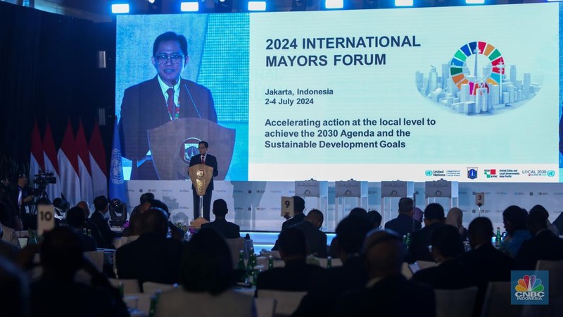 PJ Gubernur DKI Jakarta, Heru Budi Hartono menyampaikan pemaparan saat pembukaan acara 2024 International Mayors Forum di Jakarta, Selasa (2/7/2024). (CNBC Indonesia/Faisal Rahman)