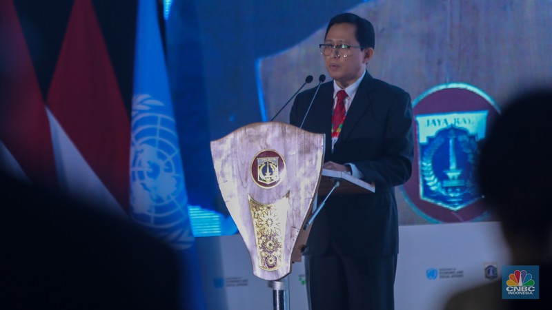 PJ Gubernur DKI Jakarta, Heru Budi Hartono menyampaikan pemaparan saat pembukaan acara 2024 International Mayors Forum di Jakarta, Selasa (2/7/2024). PJ Gubernur DKI Jakarta, Heru Budi Hartono menyampaikan pemaparan saat pembukaan acara 2024 International Mayors Forum di Jakarta, Selasa (2/7/2024). (CNBC Indonesia/Faisal Rahman)