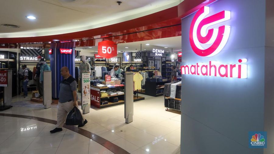 Gerai PT Matahari Department Store Tbk. (LPPF) atau Matahari di Plaza Atrium, Jakarta, Selasa (2/7/2024).