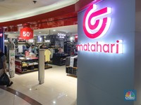 Gerai PT Matahari Department Store Tbk. (LPPF) atau Matahari di Plaza Atrium, Jakarta, Selasa (2/7/2024).