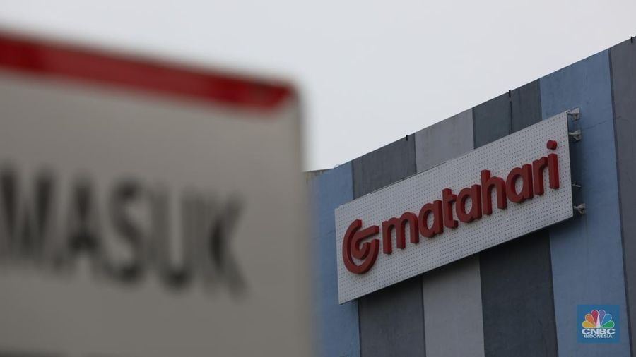 Gerai PT Matahari Department Store Tbk. (LPPF) atau Matahari di Plaza Atrium, Jakarta, Selasa (2/7/2024). (CNBC Indonesia/Faisal Rahman)