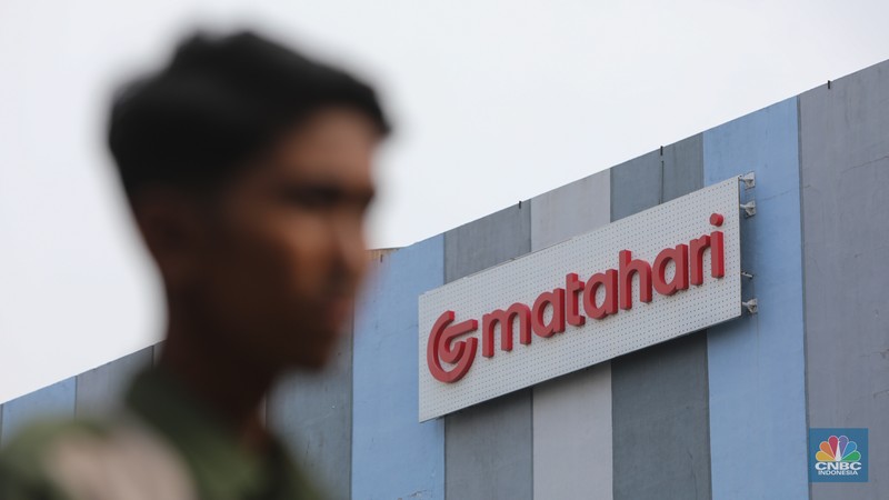 Pengunjung melihat produk yang dijual pada gerai PT Matahari Department Store Tbk. (LPPF) atau Matahari di Plaza Atrium, Jakarta, Selasa (2/7/2024). (CNBC Indonesia/Faisal Rahman) Pengunjung melihat produk yang dijual pada gerai PT Matahari Department Store Tbk. (LPPF) atau Matahari di Plaza Atrium, Jakarta, Selasa (2/7/2024). (CNBC Indonesia/Faisal Rahman)