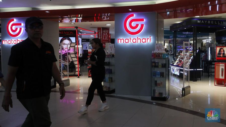 Gerai PT Matahari Department Store Tbk. (LPPF) atau Matahari di Plaza Atrium, Jakarta, Selasa (2/7/2024). (CNBC Indonesia/Faisal Rahman)