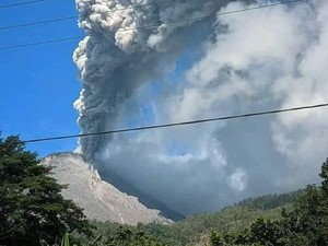 Gunung Lewotobi Meletus Lagi, Atap Rumah Warga Bocor gegara Hujan Abu