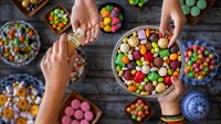 Gummy atau Permen Keras? Tips Memilih Permen Halloween untuk Anak