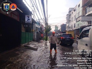 Imbas Hujan Semalam, Jalan Jelambar Jakbar Tergenang Pagi Ini