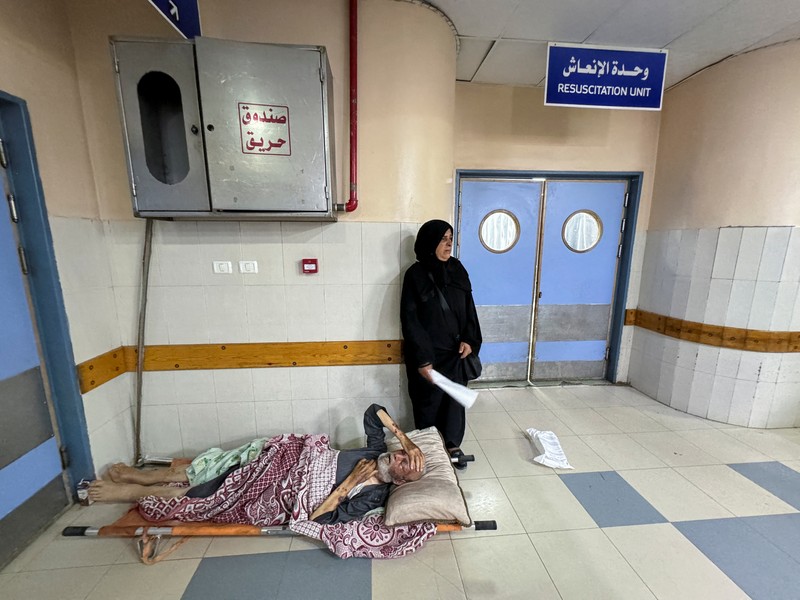 Israel mengusir warga hingga pasien yang sedang dirawat di rumah sakit di Khan Younis, selatan Jalur Gaza. (REUTERS/Mohammed Salem) Israel mengusir warga hingga pasien yang sedang dirawat di rumah sakit di Khan Younis, selatan Jalur Gaza. (REUTERS/Mohammed Salem)