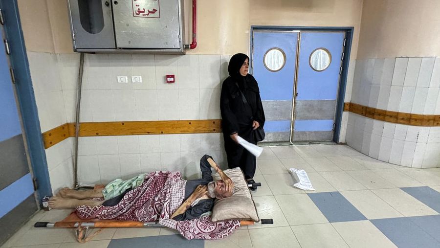 Israel mengusir warga hingga pasien yang sedang dirawat di rumah sakit di Khan Younis, selatan Jalur Gaza. (REUTERS/Mohammed Salem)