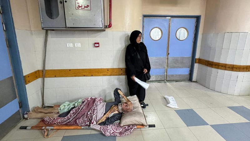 Israel mengusir warga hingga pasien yang sedang dirawat di rumah sakit di Khan Younis, selatan Jalur Gaza. (REUTERS/Mohammed Salem)