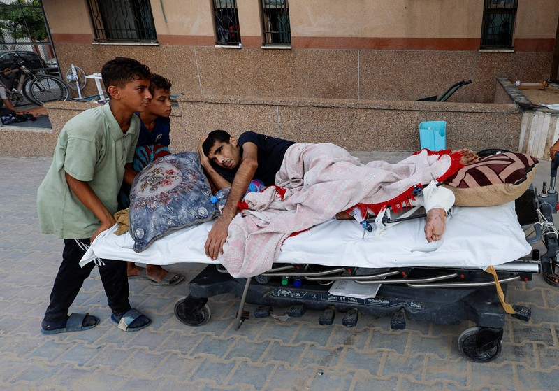 Israel mengusir warga hingga pasien yang sedang dirawat di rumah sakit di Khan Younis, selatan Jalur Gaza. (REUTERS/Mohammed Salem) Israel mengusir warga hingga pasien yang sedang dirawat di rumah sakit di Khan Younis, selatan Jalur Gaza. (REUTERS/Mohammed Salem)