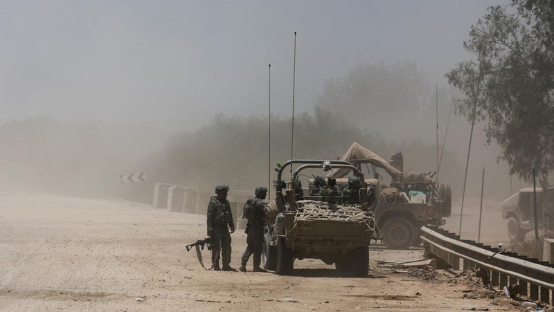 Israel mengusir warga hingga pasien yang sedang dirawat di rumah sakit di Khan Younis, selatan Jalur Gaza. (REUTERS/Mohammed Salem)