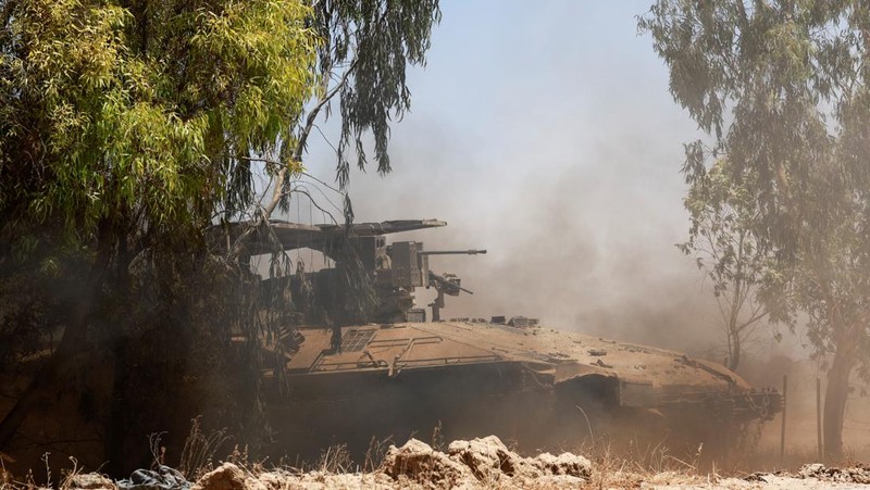 Israel mengusir warga hingga pasien yang sedang dirawat di rumah sakit di Khan Younis, selatan Jalur Gaza. (REUTERS/Mohammed Salem)