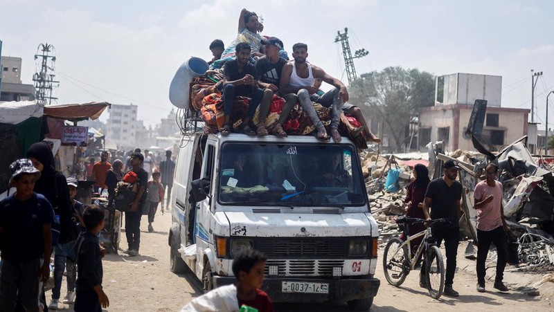 Israel mengusir warga hingga pasien yang sedang dirawat di rumah sakit di Khan Younis, selatan Jalur Gaza. (REUTERS/Mohammed Salem)