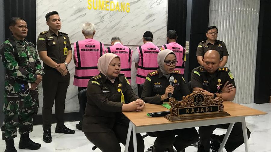 Konferensi pers Perkara Dugaan Tindak Pidana Korupsi Pada Pengadaan Tanah Untuk Pekerjaan Jalan Tol Cisumdawu Seksi 1 Di Desa Cilayung Kecamatan Jatinangor Kabupaten Sumedang. (Dok: Kejaksaan Negeri Sumedang)