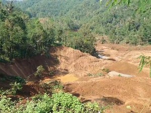 Longsor Isolasi Ratusan Warga Kampung Mayana Tasikmalaya