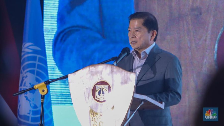 Menteri Perencanaan Pembangunan Nasional (PPN)/Bappenas, Suharso Monoarfa menyampaikan pemaparan saat pembukaan acara 2024 International Mayors Forum di Jakarta, Selasa (2/7/2024). (վ/Faisal Rahman)