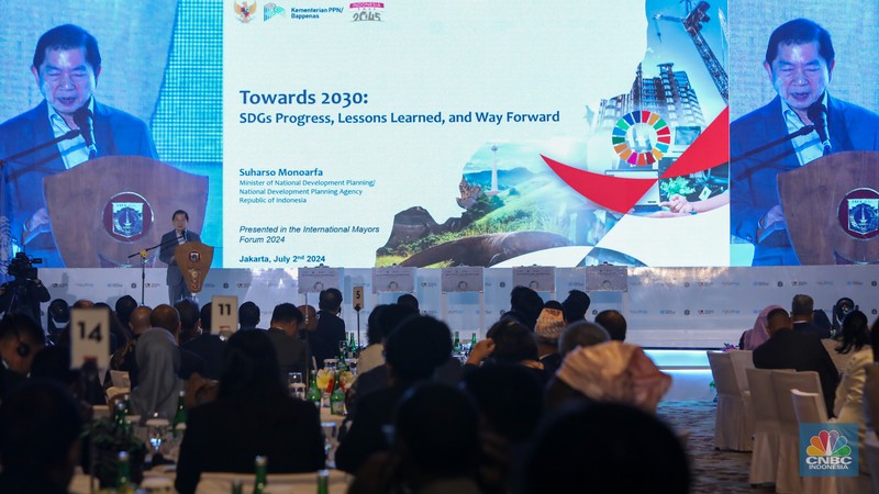 PJ Gubernur DKI Jakarta, Heru Budi Hartono menyampaikan pemaparan saat pembukaan acara 2024 International Mayors Forum di Jakarta, Selasa (2/7/2024). (CNBC Indonesia/Faisal Rahman)