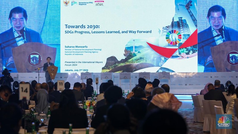 PJ Gubernur DKI Jakarta, Heru Budi Hartono menyampaikan pemaparan saat pembukaan acara 2024 International Mayors Forum di Jakarta, Selasa (2/7/2024). (CNBC Indonesia/Faisal Rahman)