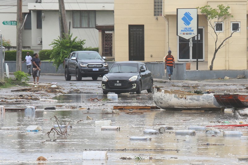 Mobil memasuki jalan yang dipenuhi puing-puing di lingkungan Hastings setelah Badai Beryl melintas di Bridgetown, Barbados 1 Juli 2024. (REUTERS/Nigel R Browne)