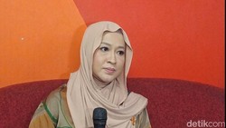 Okie Agustina Cerita Permintaan Anak Foto Bertiga dengan Pasha saat Wisuda