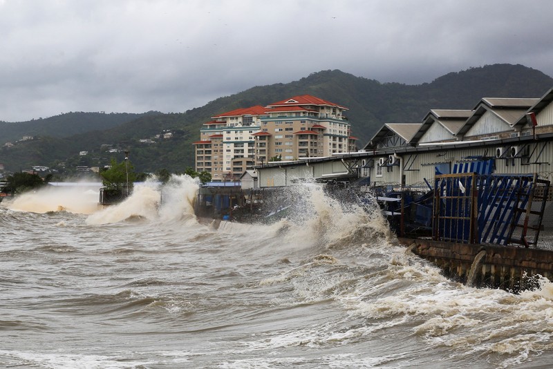 Mobil memasuki jalan yang dipenuhi puing-puing di lingkungan Hastings setelah Badai Beryl melintas di Bridgetown, Barbados 1 Juli 2024. (REUTERS/Nigel R Browne)