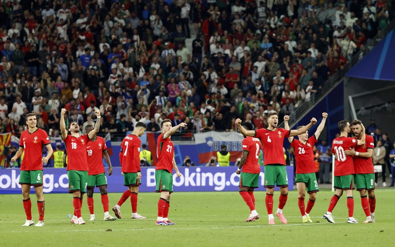 Reaksi pemain Portugal Cristiano Ronaldo setelah gagal mencetak penalti pada pertandingan babak enam belas besar antara Portugal dan Slovenia pada turnamen sepak bola Euro 2024 di Frankfurt, Jerman, Senin, 1 Juli 2024. (AP Photo/Matthias Schrader)