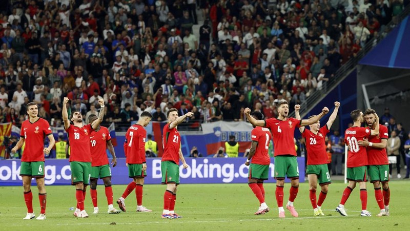 Reaksi pemain Portugal Cristiano Ronaldo setelah gagal mencetak penalti pada pertandingan babak enam belas besar antara Portugal dan Slovenia pada turnamen sepak bola Euro 2024 di Frankfurt, Jerman, Senin, 1 Juli 2024. (AP Photo/Matthias Schrader)