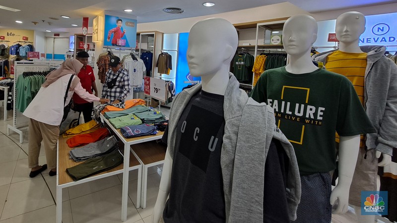 Pengunjung melihat produk yang dijual pada gerai PT Matahari Department Store Tbk. (LPPF) atau Matahari di Plaza Atrium, Jakarta, Selasa (2/7/2024). (CNBC Indonesia/Faisal Rahman)