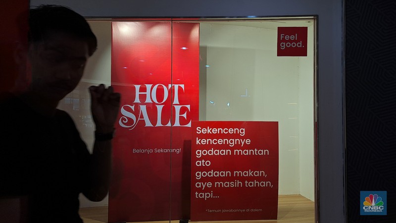 Pengunjung melihat produk yang dijual pada gerai PT Matahari Department Store Tbk. (LPPF) atau Matahari di Plaza Atrium, Jakarta, Selasa (2/7/2024). (CNBC Indonesia/Faisal Rahman)