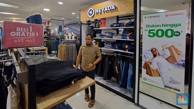 Pengunjung melihat produk yang dijual pada gerai PT Matahari Department Store Tbk. (LPPF) atau Matahari di Plaza Atrium, Jakarta, Selasa (2/7/2024). (CNBC Indonesia/Faisal Rahman) Pengunjung melihat produk yang dijual pada gerai PT Matahari Department Store Tbk. (LPPF) atau Matahari di Plaza Atrium, Jakarta, Selasa (2/7/2024). (CNBC Indonesia/Faisal Rahman)