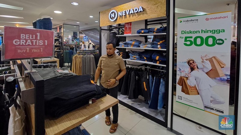 Pengunjung melihat-lihat produk yang dijual di gerai PT Matahari Department Store Tbk.  (LPPF) atau Plaza Atrium di Matahari, Jakarta, Selasa (2/7/2024).  (CNBC Indonesia/Faisal Rahman)
