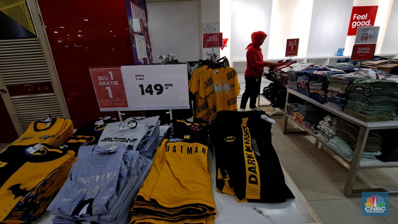 Pengunjung melihat produk yang dijual pada gerai PT Matahari Department Store Tbk. (LPPF) atau Matahari di Plaza Atrium, Jakarta, Selasa (2/7/2024). (CNBC Indonesia/Faisal Rahman) Pengunjung melihat produk yang dijual pada gerai PT Matahari Department Store Tbk. (LPPF) atau Matahari di Plaza Atrium, Jakarta, Selasa (2/7/2024). (CNBC Indonesia/Faisal Rahman)