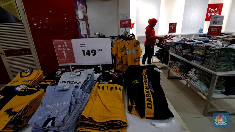 Pengunjung melihat-lihat produk yang dijual di gerai PT Matahari Department Store Tbk.  (LPPF) atau Plaza Atrium di Matahari, Jakarta, Selasa (2/7/2024).  (CNBC Indonesia/Faisal Rahman)