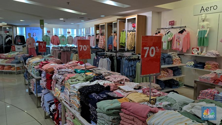 Pengunjung melihat produk yang dijual pada gerai PT Matahari Department Store Tbk. (LPPF) atau Matahari di Plaza Atrium, Jakarta, Selasa (2/7/2024). (CNBC Indonesia/Faisal Rahman)