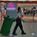 Pengunjung melihat produk yang dijual pada gerai PT Matahari Department Store Tbk. (LPPF) atau Matahari di Plaza Atrium, Jakarta, Selasa (2/7/2024). (CNBC Indonesia/Faisal Rahman)