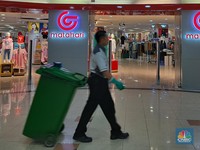 Pengunjung melihat produk yang dijual pada gerai PT Matahari Department Store Tbk. (LPPF) atau Matahari di Plaza Atrium, Jakarta, Selasa (2/7/2024). (CNBC Indonesia/Faisal Rahman)