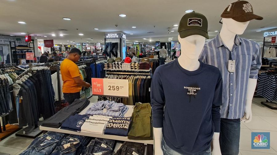 Pengunjung melihat produk yang dijual pada gerai PT Matahari Department Store Tbk. (LPPF) atau Matahari di Plaza Atrium, Jakarta, Selasa (2/7/2024). (CNBC Indonesia/Faisal Rahman)