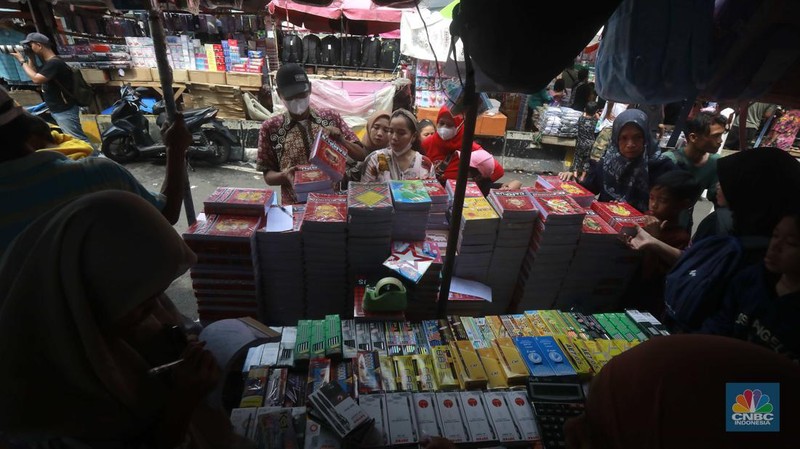 Pengunjung memadati pasar Asemka untuk membeli kebutuhan perlengkapan sekolah, di Asemka, Jakarta Barat, (2/7/2024). (CNBC Indonesia/Muhammad Sabki)