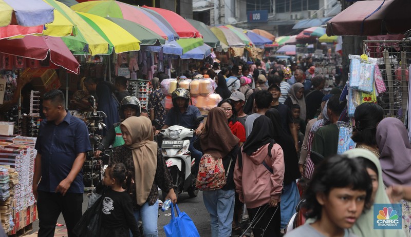 Pengunjung memadati pasar Asemka untuk membeli kebutuhan perlengkapan sekolah, di Asemka, Jakarta Barat, (2/7/2024). (CNBC Indonesia/Muhammad Sabki) Pengunjung memadati pasar Asemka untuk membeli kebutuhan perlengkapan sekolah, di Asemka, Jakarta Barat, (2/7/2024). (CNBC Indonesia/Muhammad Sabki)