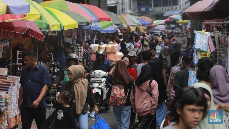 Pengunjung memadati pasar Asemka untuk membeli kebutuhan perlengkapan sekolah, di Asemka, Jakarta Barat, (2/7/2024). (CNBC Indonesia/Muhammad Sabki)