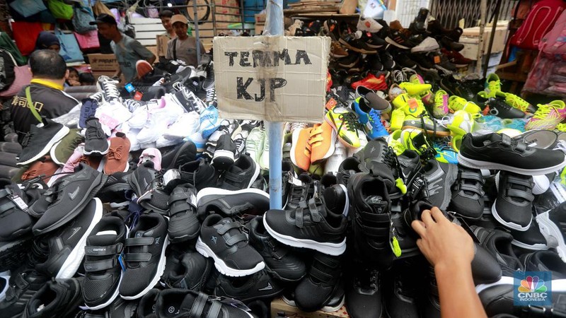 Pengunjung memadati pasar Asemka untuk membeli kebutuhan perlengkapan sekolah, di Asemka, Jakarta Barat, (2/7/2024). (CNBC Indonesia/Muhammad Sabki)