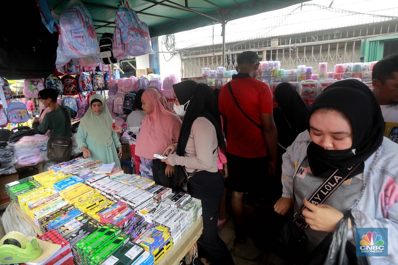 Pengunjung memadati pasar Asemka untuk membeli kebutuhan perlengkapan sekolah, di Asemka, Jakarta Barat, (2/7/2024). (CNBC Indonesia/Muhammad Sabki) Pengunjung memadati pasar Asemka untuk membeli kebutuhan perlengkapan sekolah, di Asemka, Jakarta Barat, (2/7/2024). (CNBC Indonesia/Muhammad Sabki)