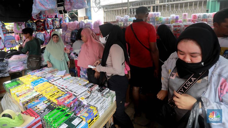 Pengunjung memadati pasar Asemka untuk membeli kebutuhan perlengkapan sekolah, di Asemka, Jakarta Barat, (2/7/2024). (CNBC Indonesia/Muhammad Sabki)
