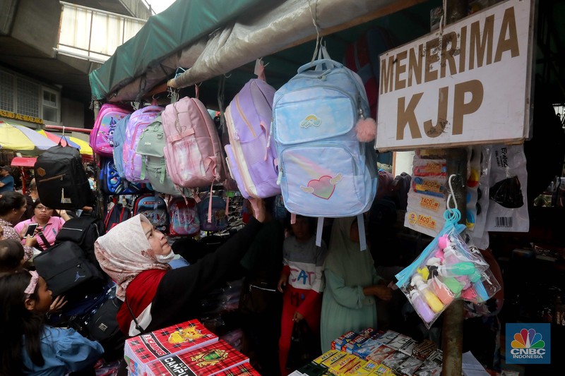 Pengunjung memadati pasar Asemka untuk membeli kebutuhan perlengkapan sekolah, di Asemka, Jakarta Barat, (2/7/2024). (CNBC Indonesia/Muhammad Sabki) Pengunjung memadati pasar Asemka untuk membeli kebutuhan perlengkapan sekolah, di Asemka, Jakarta Barat, (2/7/2024). (CNBC Indonesia/Muhammad Sabki)
