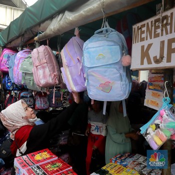 Ekonomi Menggeliat, Pasar Asemka Penuh Sesak Sambut Tahun Ajaran Baru